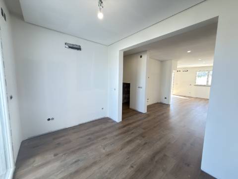 Moradia T3+1 - Santa Bárbara