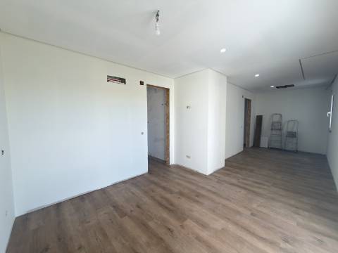 Moradia T3+1 - Santa Bárbara