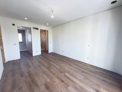Moradia T3+1 - Santa Bárbara