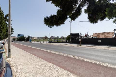 LOJA PARA ARRENDAMENTO - SETÚBAL