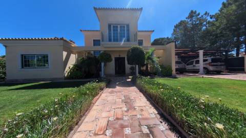 Elegante moradia isolada disponível para venda na prestigiada Urbanização Vila Sol
