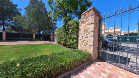 Elegante moradia isolada disponível para venda na prestigiada Urbanização Vila Sol

