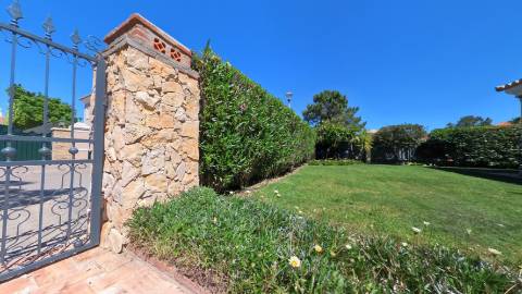 Elegante moradia isolada disponível para venda na prestigiada Urbanização Vila Sol
