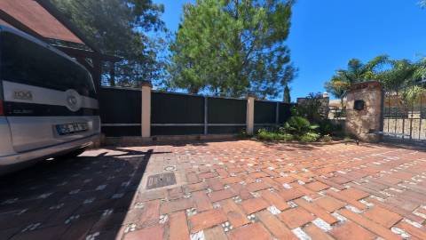 Elegante moradia isolada disponível para venda na prestigiada Urbanização Vila Sol
