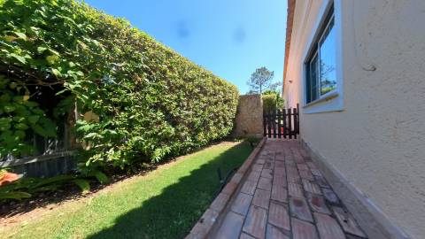 Elegante moradia isolada disponível para venda na prestigiada Urbanização Vila Sol
