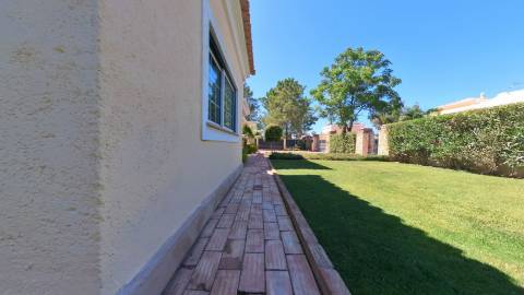 Elegante moradia isolada disponível para venda na prestigiada Urbanização Vila Sol
