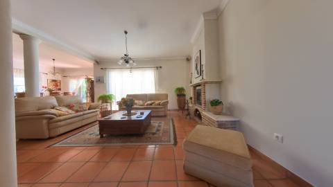 Elegante moradia isolada disponível para venda na prestigiada Urbanização Vila Sol
