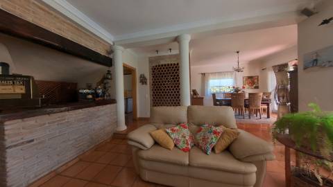 Elegante moradia isolada disponível para venda na prestigiada Urbanização Vila Sol
