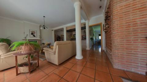 Elegante moradia isolada disponível para venda na prestigiada Urbanização Vila Sol

