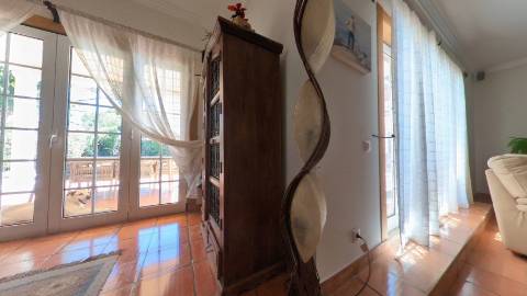 Elegante moradia isolada disponível para venda na prestigiada Urbanização Vila Sol
