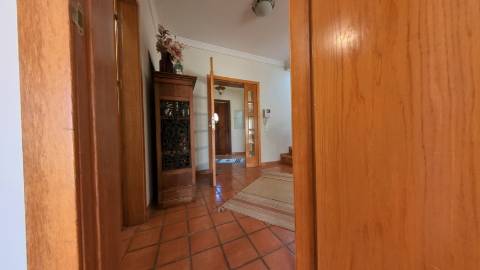 Elegante moradia isolada disponível para venda na prestigiada Urbanização Vila Sol
