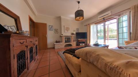 Elegante moradia isolada disponível para venda na prestigiada Urbanização Vila Sol
