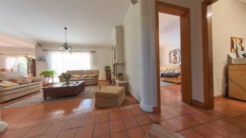 Elegante moradia isolada disponível para venda na prestigiada Urbanização Vila Sol
