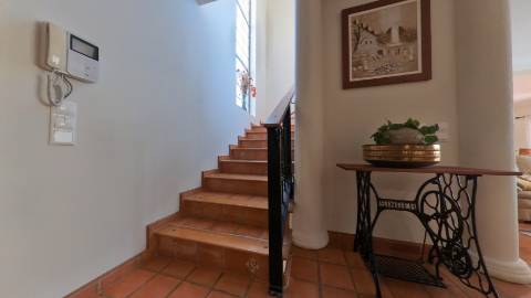 Elegante moradia isolada disponível para venda na prestigiada Urbanização Vila Sol
