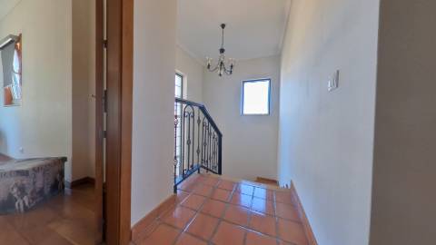 Elegante moradia isolada disponível para venda na prestigiada Urbanização Vila Sol
