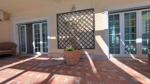 Elegante moradia isolada disponível para venda na prestigiada Urbanização Vila Sol
