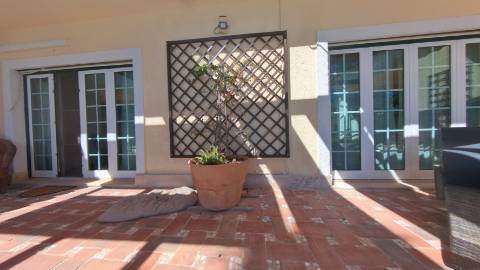 Elegante moradia isolada disponível para venda na prestigiada Urbanização Vila Sol
