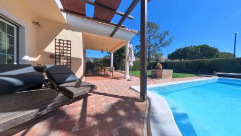 Elegante moradia isolada disponível para venda na prestigiada Urbanização Vila Sol
