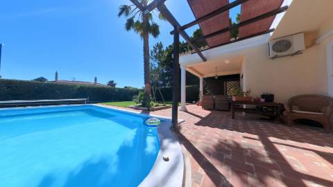 Elegante moradia isolada disponível para venda na prestigiada Urbanização Vila Sol
