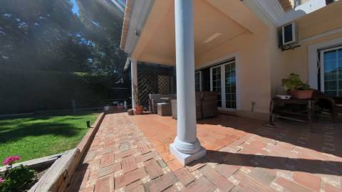 Elegante moradia isolada disponível para venda na prestigiada Urbanização Vila Sol
