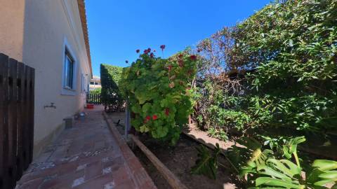 Elegante moradia isolada disponível para venda na prestigiada Urbanização Vila Sol
