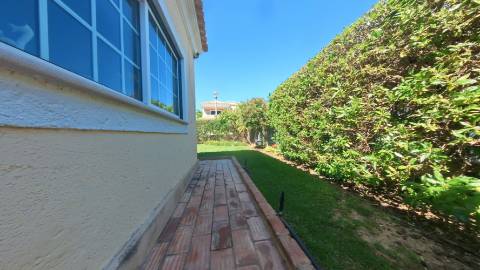 Elegante moradia isolada disponível para venda na prestigiada Urbanização Vila Sol

