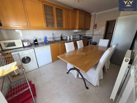 Deslumbrante apartamento de 2 quartos e 2 casas de banho em Lagos com vista para a piscina, ideal para aluguer de longa duração.