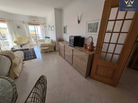 Deslumbrante apartamento de 2 quartos e 2 casas de banho em Lagos com vista para a piscina, ideal para aluguer de longa duração.