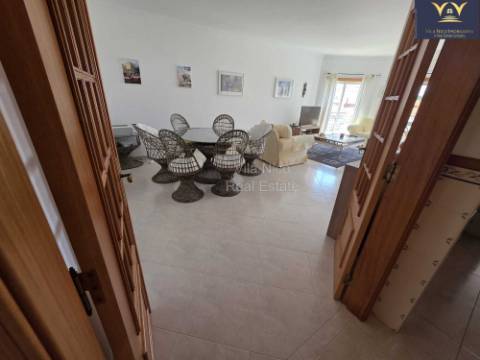 Deslumbrante apartamento de 2 quartos e 2 casas de banho em Lagos com vista para a piscina, ideal para aluguer de longa duração.