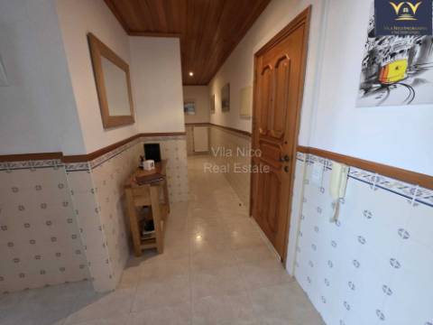 Deslumbrante apartamento de 2 quartos e 2 casas de banho em Lagos com vista para a piscina, ideal para aluguer de longa duração.