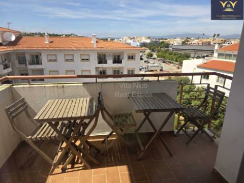 Deslumbrante apartamento de 2 quartos e 2 casas de banho em Lagos com vista para a piscina, ideal para aluguer de longa duração.