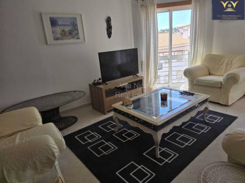 Deslumbrante apartamento de 2 quartos e 2 casas de banho em Lagos com vista para a piscina, ideal para aluguer de longa duração.