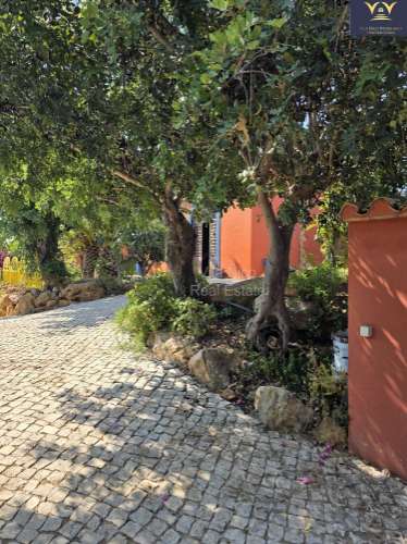 Moradia de Luxo Isolada em Quelfes - Oportunidade Única