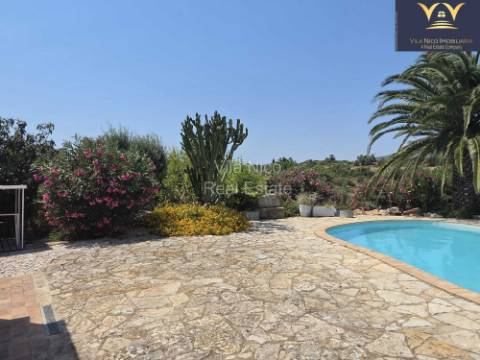 Moradia de Luxo Isolada em Quelfes - Oportunidade Única