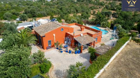 Moradia de Luxo Isolada em Quelfes - Oportunidade Única