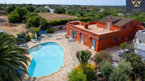 Moradia de Luxo Isolada em Quelfes - Oportunidade Única