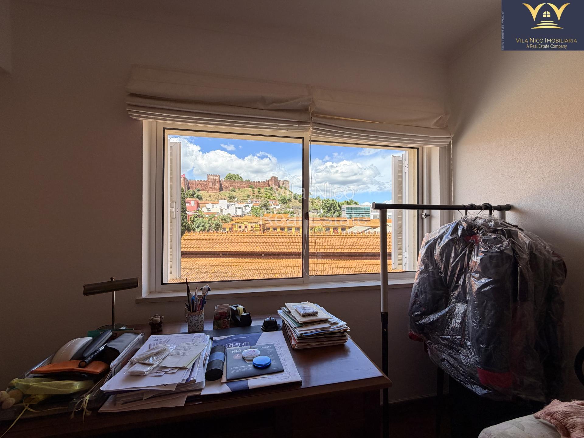 Apartamento T2 com Terraço Privativo Enorme e Estacionamento em Silves