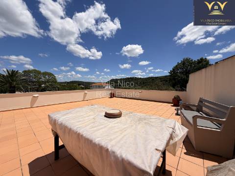 Apartamento T2 com Terraço Privativo Enorme e Estacionamento em Silves