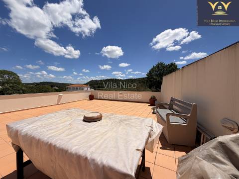 Apartamento T2 com Terraço Privativo Enorme e Estacionamento em Silves