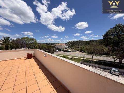 Apartamento T2 com Terraço Privativo Enorme e Estacionamento em Silves
