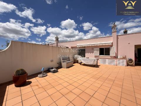 Apartamento T2 com Terraço Privativo Enorme e Estacionamento em Silves