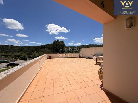 Apartamento T2 com Terraço Privativo Enorme e Estacionamento em Silves