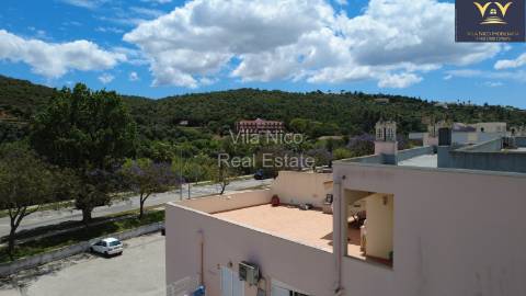 Apartamento T2 com Terraço Privativo Enorme e Estacionamento em Silves