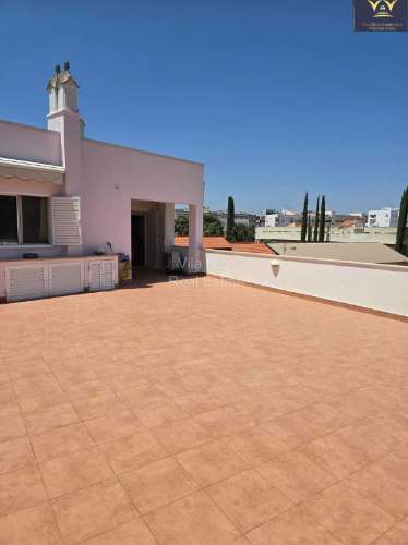 Apartamento T2 com Terraço Privativo Enorme e Estacionamento em Silves