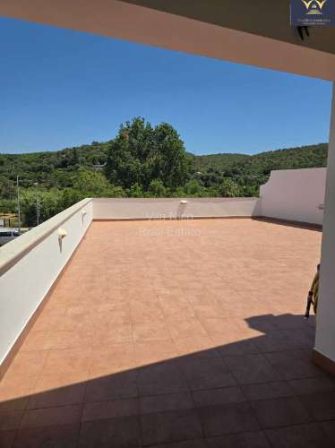 Apartamento T2 com Terraço Privativo Enorme e Estacionamento em Silves