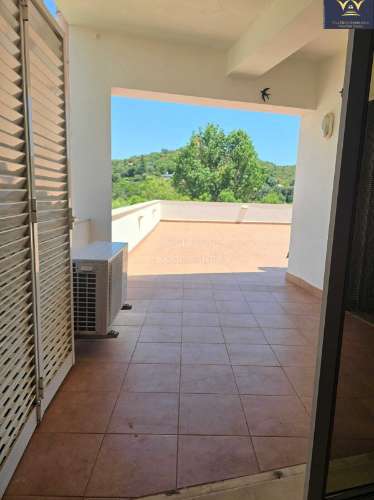 Apartamento T2 com Terraço Privativo Enorme e Estacionamento em Silves