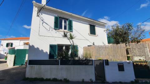 Moradia T2 + 1 remodelada com logradouro na Azóia, Cabo da Roca, Sintra