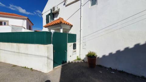 Moradia T2 + 1 remodelada com logradouro na Azóia, Cabo da Roca, Sintra