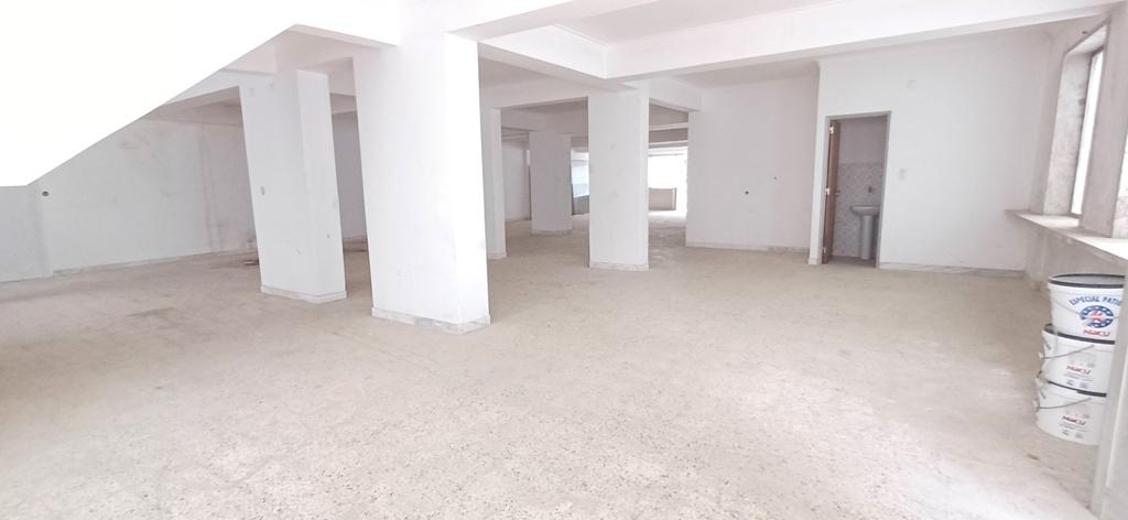 Loja ampla com 210m2 na Agualva