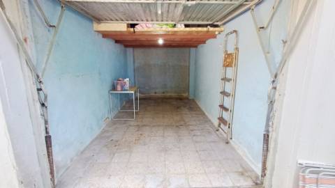 Garagem com Mezzanine em Mira-Sintra